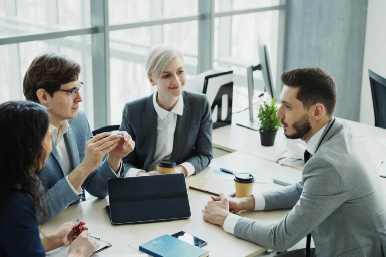 Live online σεμινάρια Business English Soft Skills για παρουσιάσεις, διαπραγματεύσεις, ηγεσία και επαγγελματική επικοινωνία στο MLC Athens. Business English Practice live online μαθήματα με καθηγητές